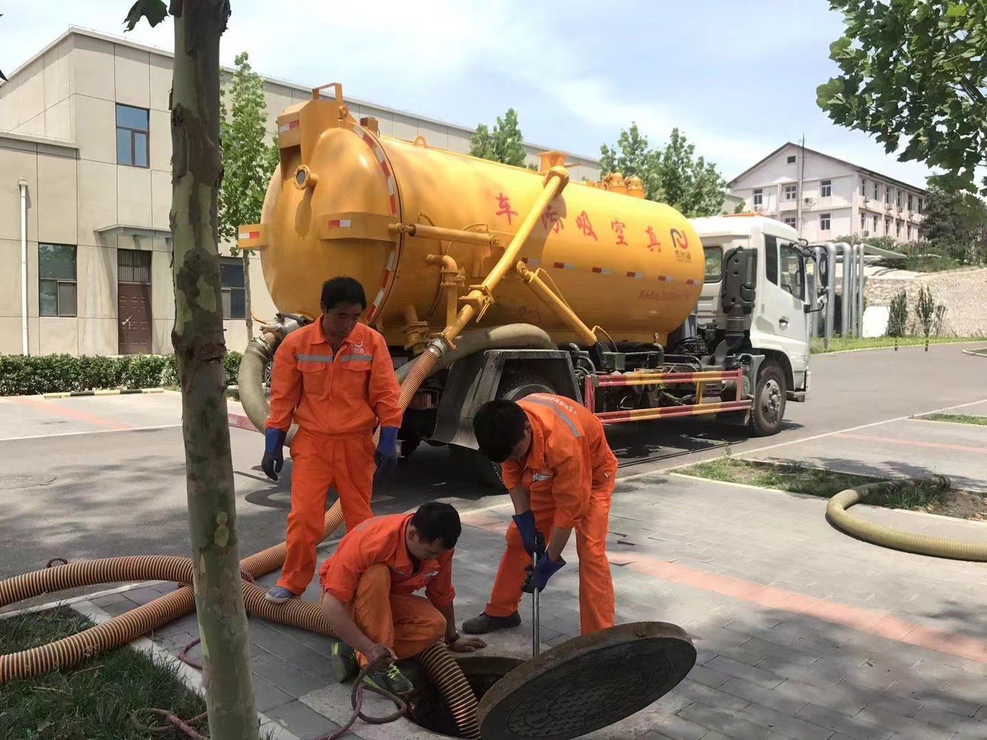 仁布管道疏通车停在窨井附近