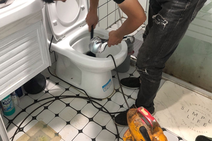 仁布马桶堵塞自己疏通还是找师傅?专业上门服务让你省时更省心