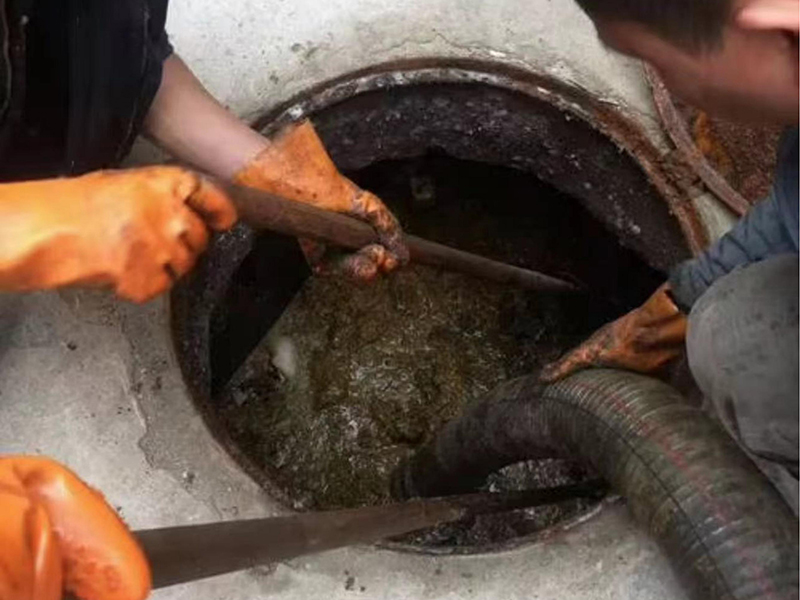 仁布清理化粪池时如何避免沼气的危害?